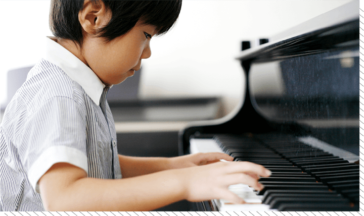 子どものピアノ演奏風景